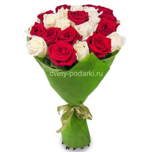 Букет из 21 красной и белой розы  